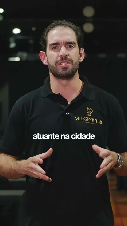 Médico participante do Medgest falando sobre a experiência no evento